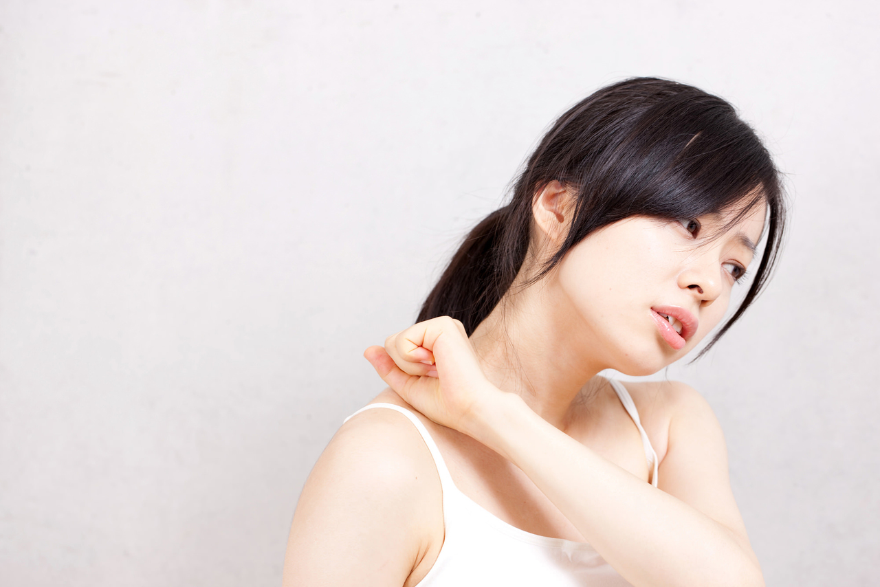 肩こりで悩む女性